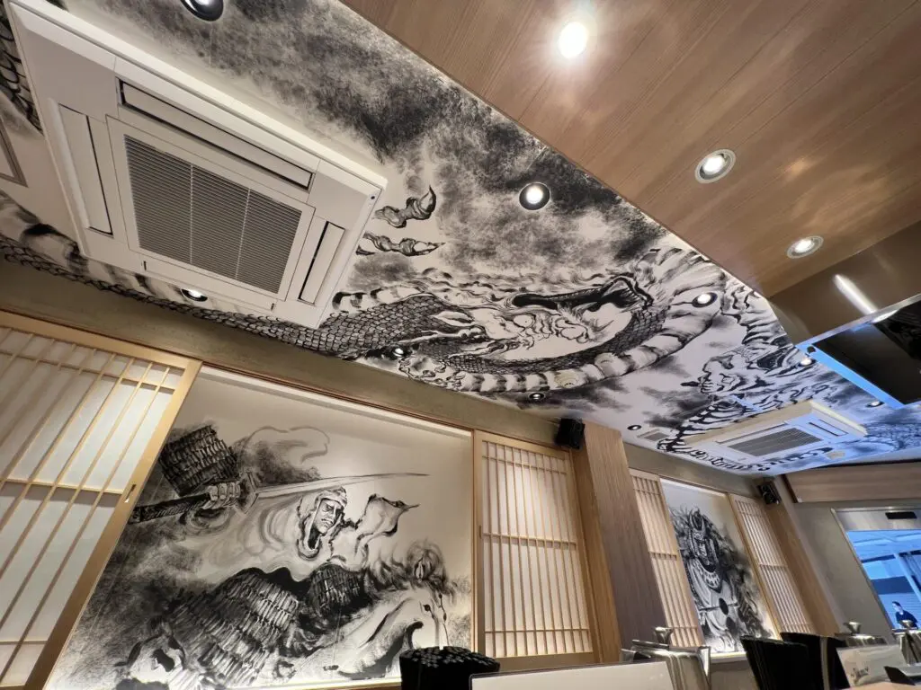 飲食店の壁に水墨画を描く | Yoshimi Inoue